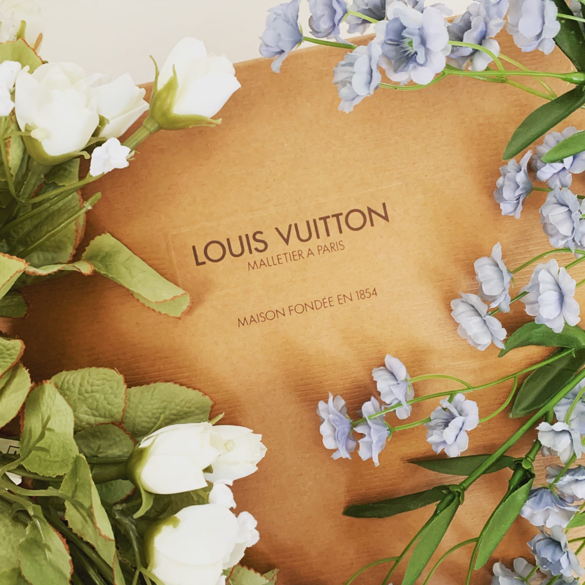 Still life floreale del packaging del brand di moda lusso Louis Vuitton