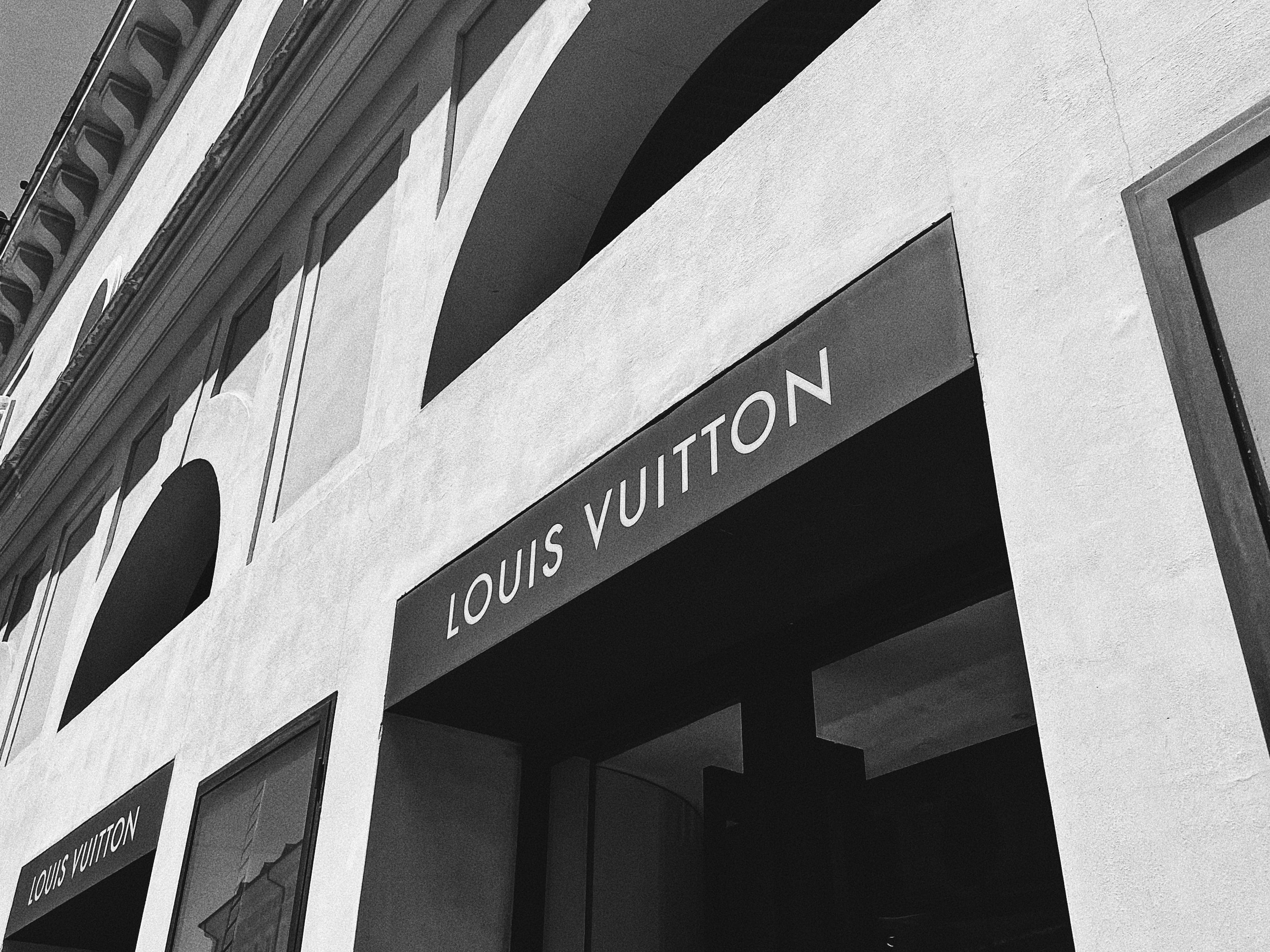 I negozi e le vetrine di Louis Vuitton un brand del fondatore diventato uno stilista famoso