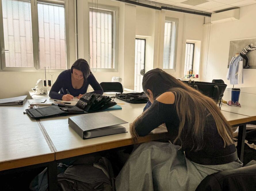 Due ragazze che studiano nelle aule di IFDA Milano per le Open Class di moda 2025