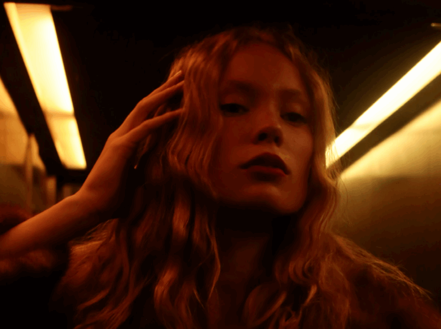 Scopri la tesi di Jessica, studentessa IFDA, sulla moda femminile italiana e americana durante la Seconda Guerra Mondiale.