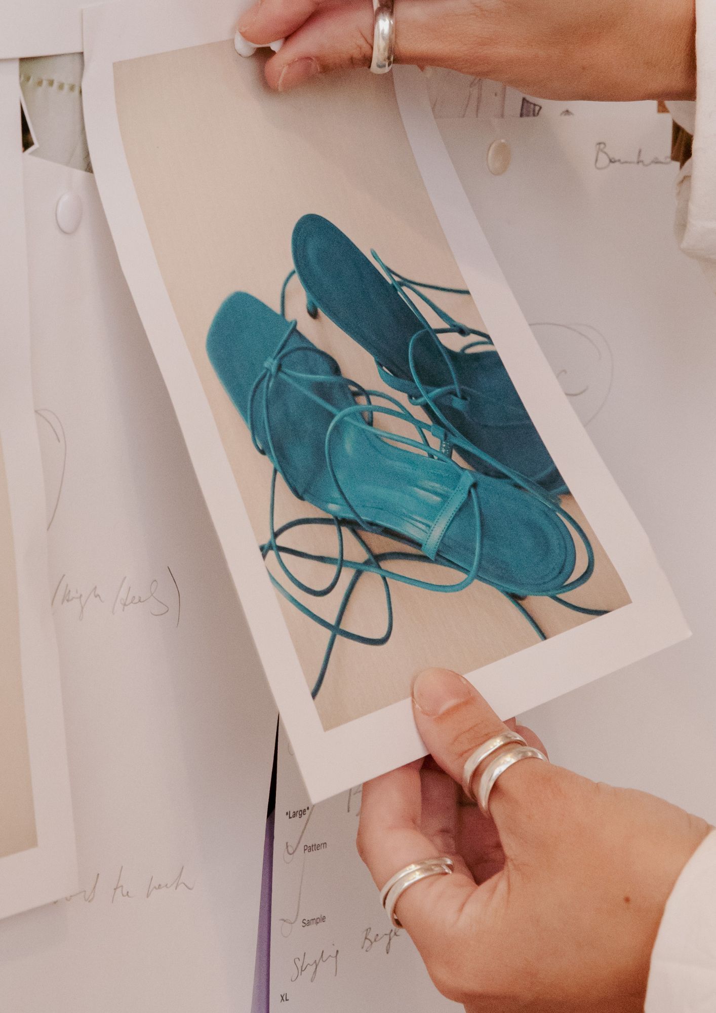 sandali con tacchi per moodboard di uno shooting di moda